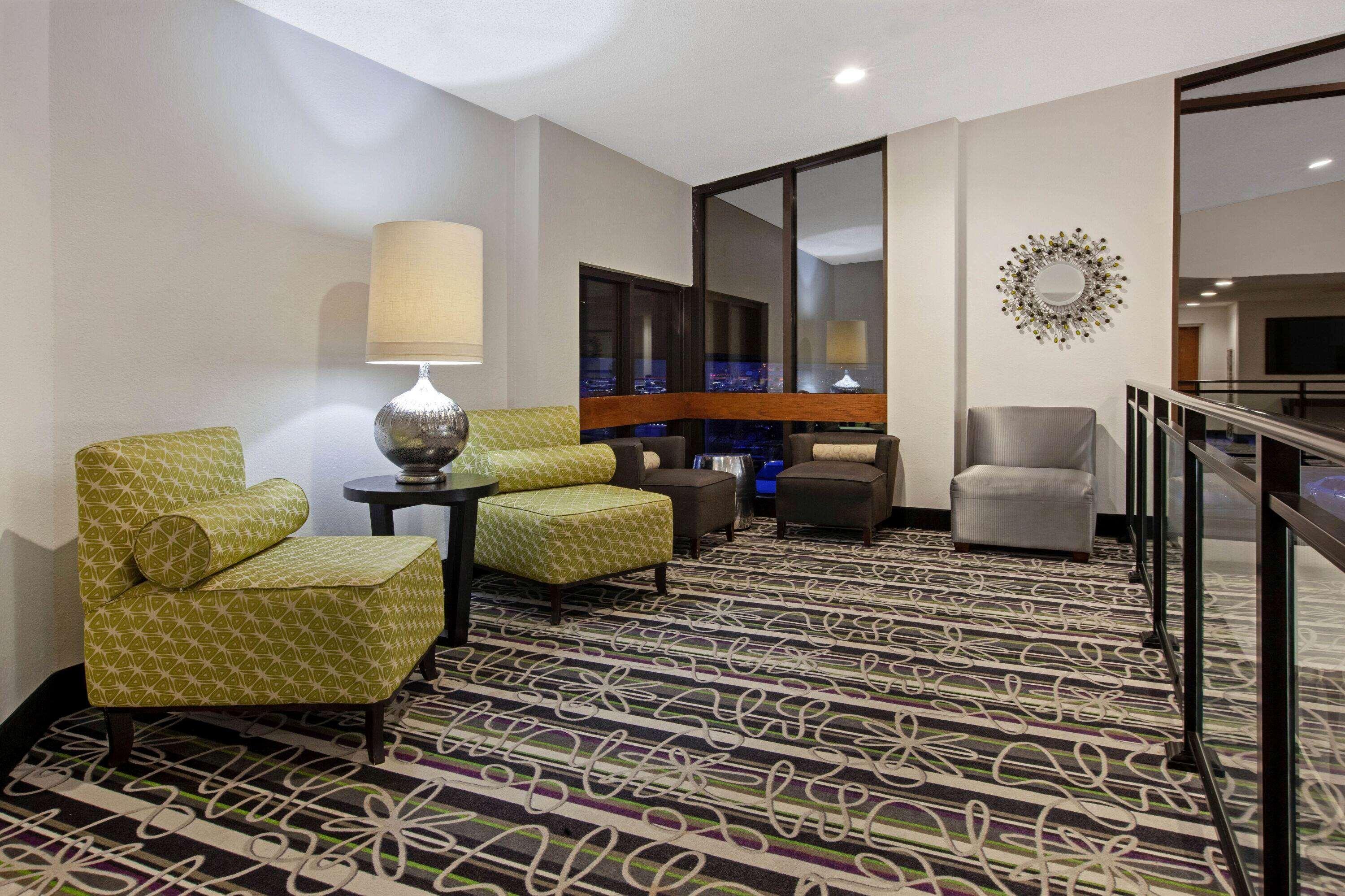 La Quinta Inn & Suites By Wyndham Detroit Metro Airport Romulus Exterior foto